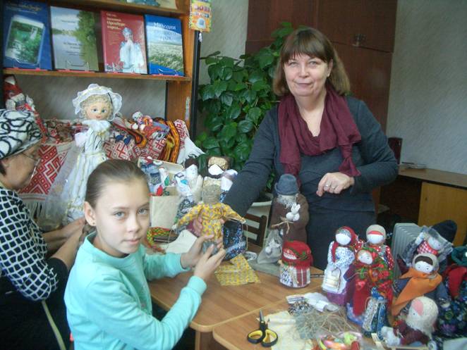 Оренбургской библиотеке подарили текстильную куклу